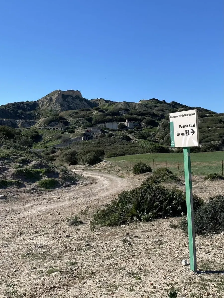 Camino rural con una señal del corredor verde en El Berrueco