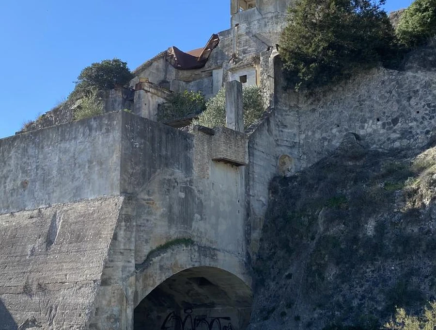 Restos de las instalaciones de la cantera