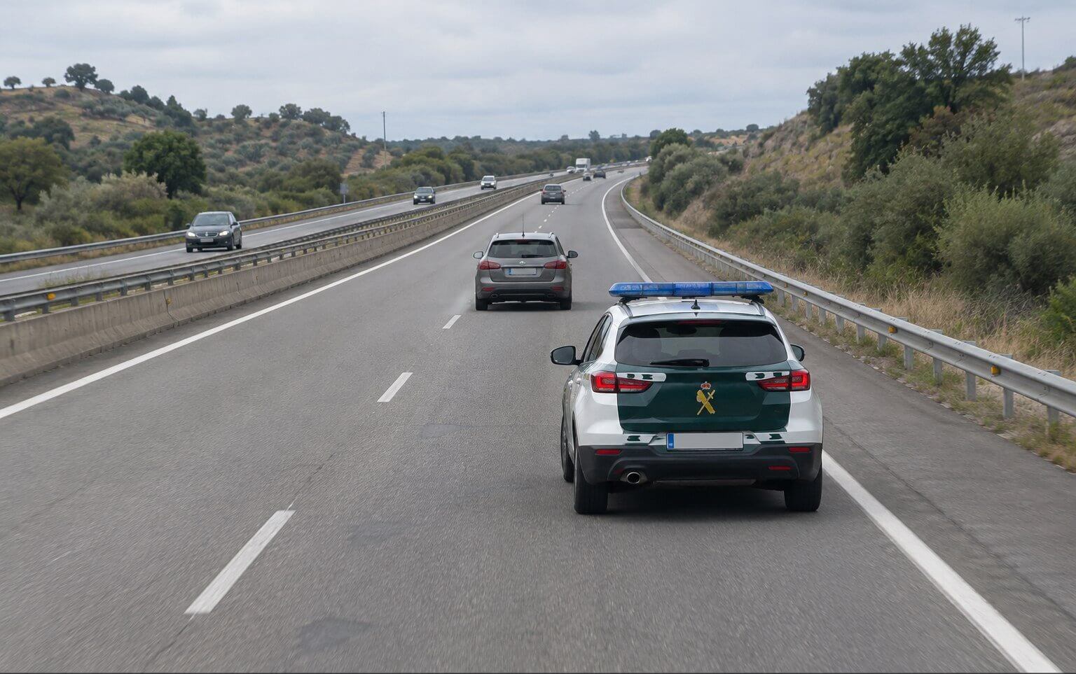 Recreación con IA de un turismo y una patrulla de la Guardia Civil en una autovía, inspirada en referencias de la A-381; no es una fotografía del suceso.