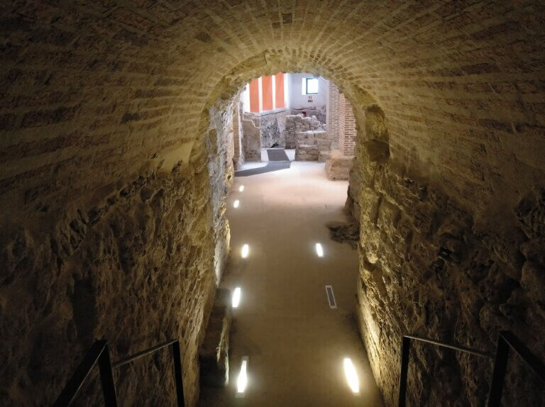 Estructuras abovedadas de piedra en el conjunto arqueológico romano de Medina Sidonia