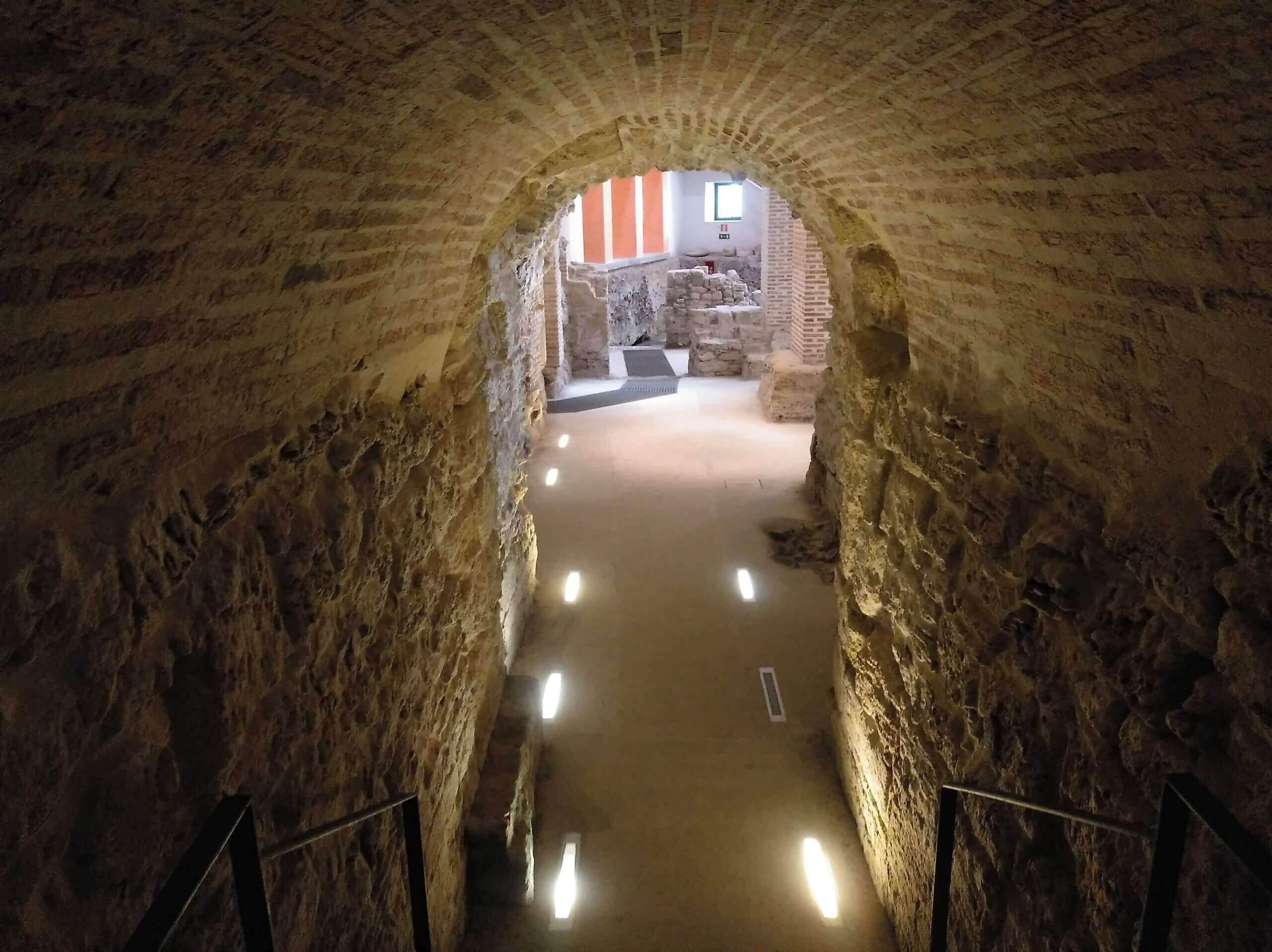 Estructuras abovedadas de piedra en el conjunto arqueológico romano de Medina Sidonia