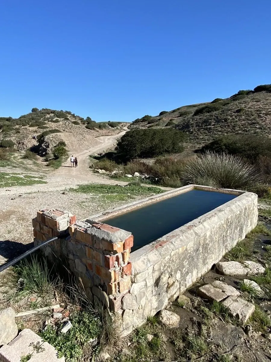 Abrevadero de obra al pie de las laderas de El Berrueco