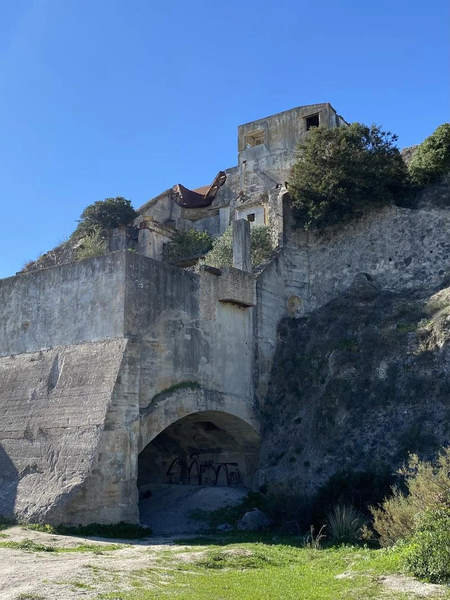 Restos de muros y edificaciones en la ladera