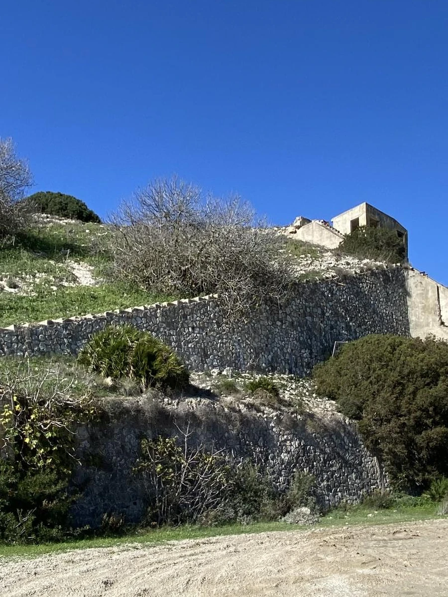 Laderas y bancales de piedra de la cantera