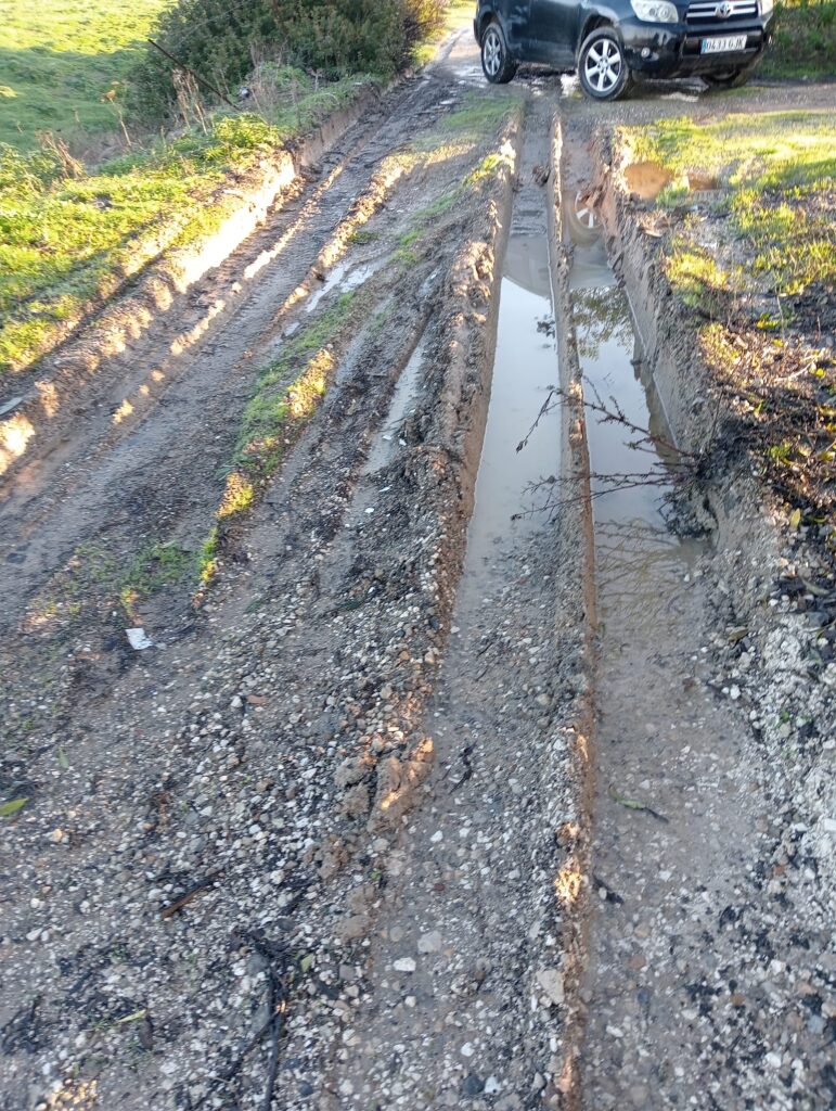 Fotografía 04 del archivo vecinal de caminos y lluvias de El Berrueco