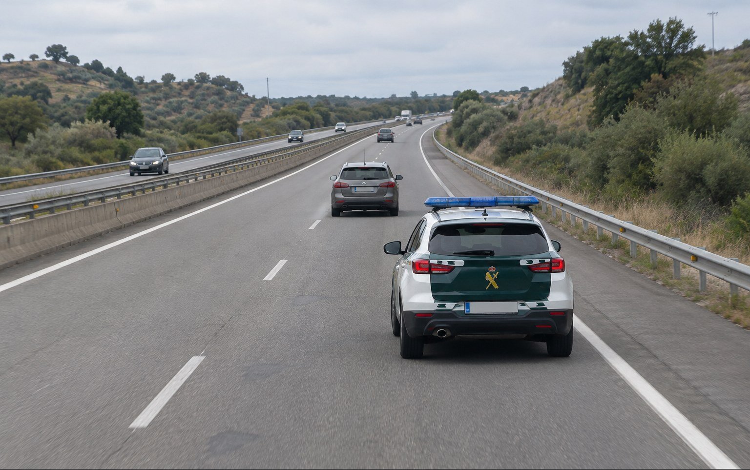 Recreación con IA de un turismo y una patrulla de la Guardia Civil en una autovía, inspirada en referencias de la A-381; no es una fotografía del suceso.